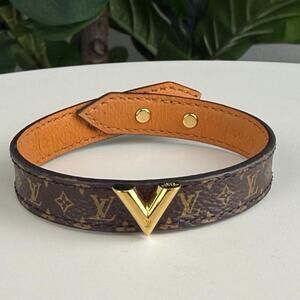 💎✨ Authentic Louis Vuitton Essential V Bracelet Monogram 7.25"